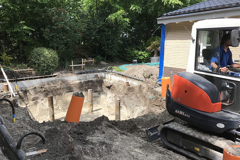 Aanbouw serre met terras en zwembad