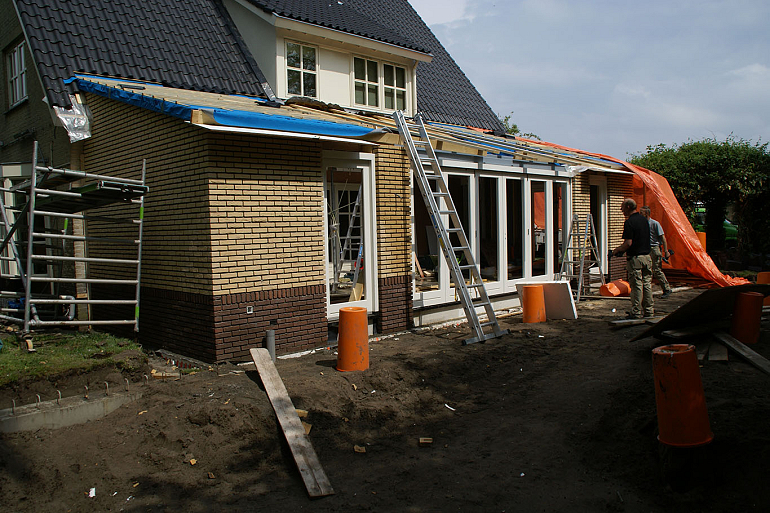 Aanbouw serre met terras en zwembad