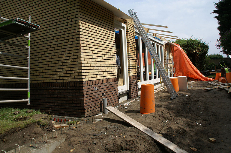 Aanbouw serre met terras en zwembad