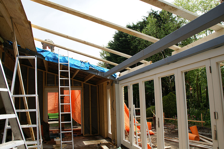 Aanbouw serre met terras en zwembad