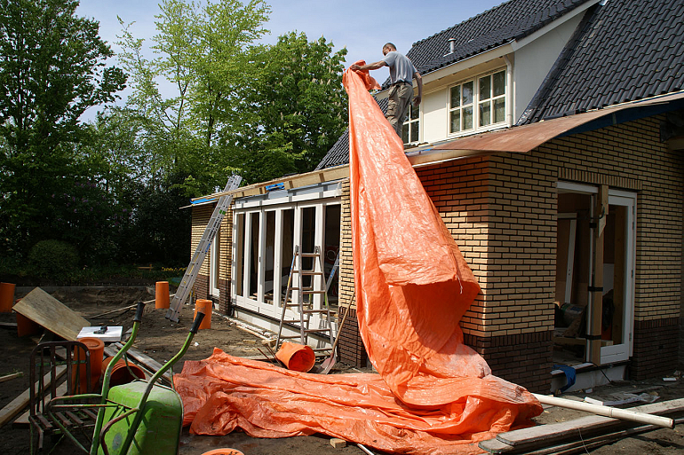 Aanbouw serre met terras en zwembad