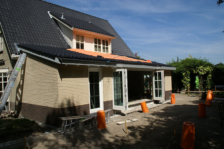 Aanbouw serre met terras en zwembad