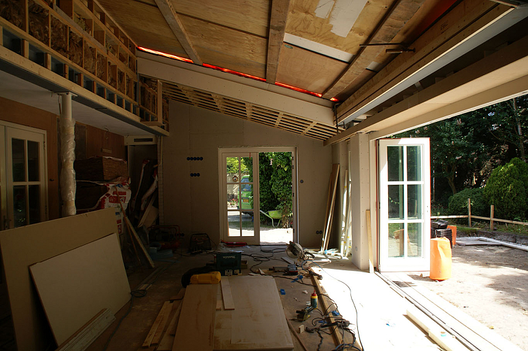 Aanbouw serre met terras en zwembad