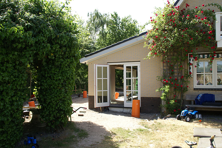 Aanbouw serre met terras en zwembad